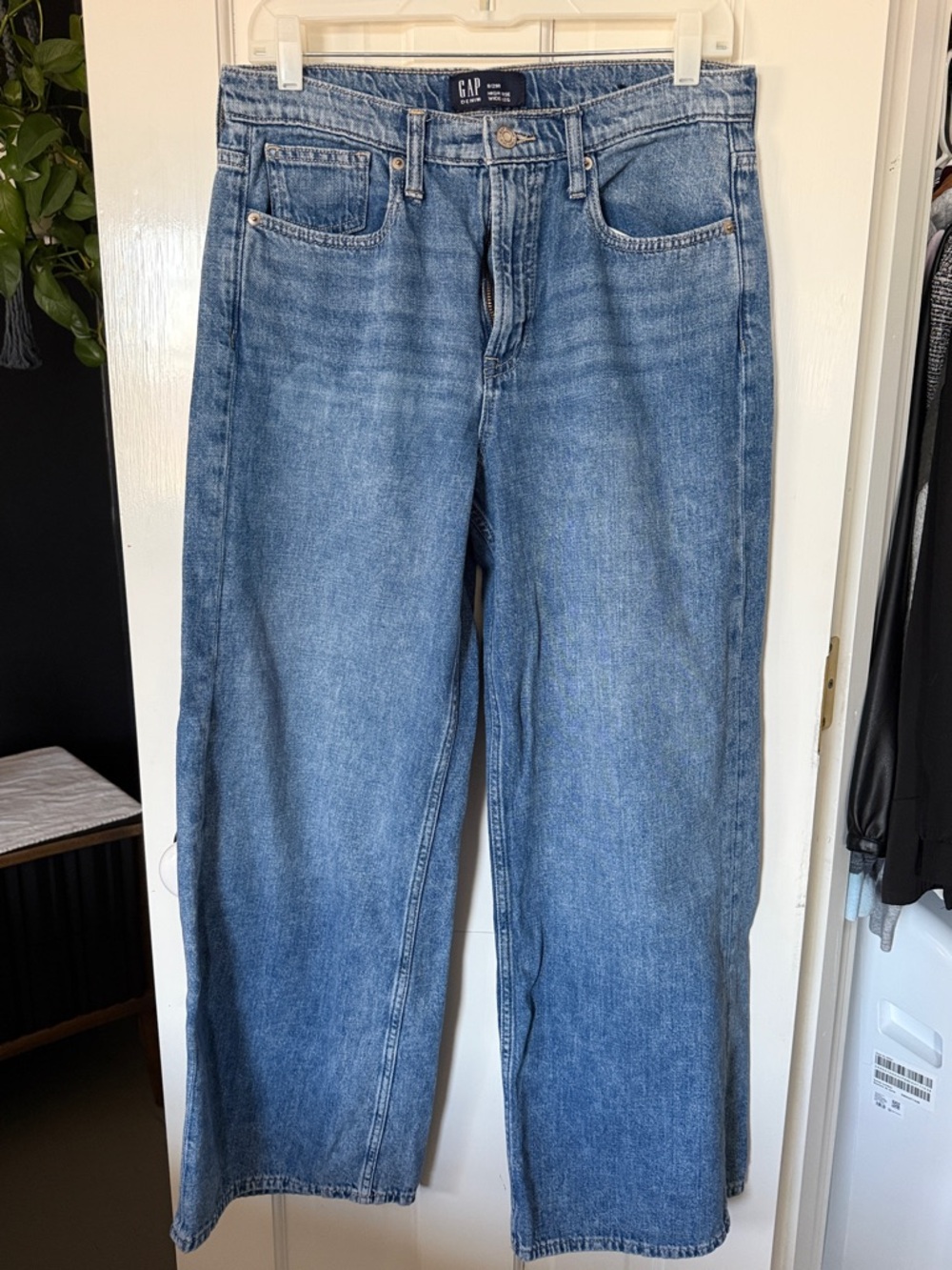 GAP Wide-Leg Jeans in Medium Blue Wash